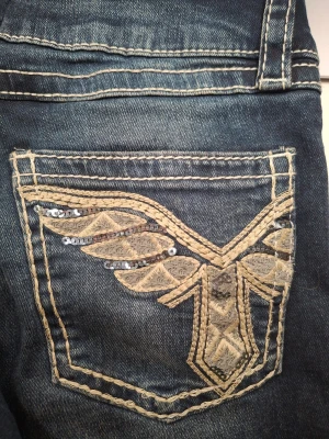 Lågmidjade bootcut jeans💗 - Snygga lågmidjade jeans från Gina med broderat mönster på bakfickorna och en tvättad look. Säljer eftersom dom inte kommer till användning🥰 Hör gjärna av er vid funderingar och frågor! Priset kan gå att diskuteras!🥰💓