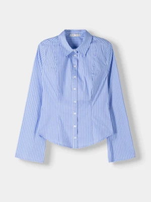 Blåvit randig skjorta från Berskha - Snygg blå skjorta med vita ränder från Berskha. Köpte denna från zalando för 300kr och har aldrig använts och har kvar lappen. Den är liten i storleken så jag skulle säga att den passar storlek S oxå! hör av dig för fler bilder