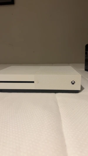 Xbox One S - Snygg Xbox One S i vit färg med tillhörande originalkontroll. Konsolen är i gott skick med minimalt synligt slitage. Perfekt för gaming och streaming i 4K. Levereras komplett och redo att användas direkt.