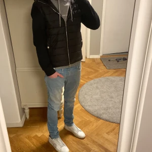 Replay anbass ljusblå  - Säljer ett par Replay Anbass Hyperflex jeans i ljusblå tvätt. Slim fit med klassisk femficksdesign, snygga detaljer på bakfickorna och stretchigt material för extra komfort. Perfekt passform och stilren look, passar dig som gillar moderna jeans.