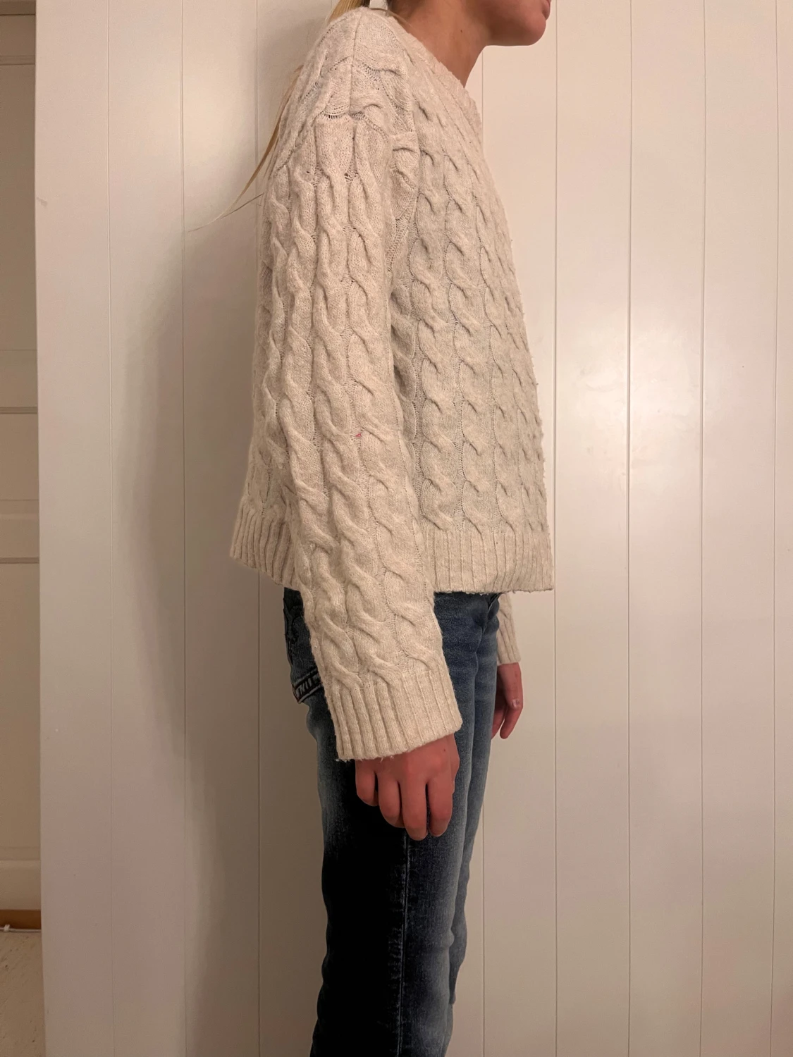 Beige kabelstickad tröja - 2