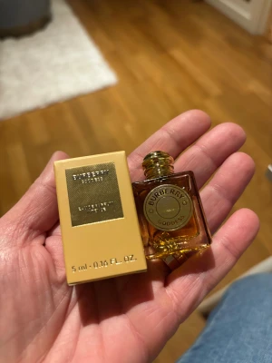 Burberry Goddess intense miniparfym - Burberry Goddess intense i en smidig 5 ml flaska. Perfekt storlek för att ta med i väskan eller testa en ny doft. Snygg design och exklusiv känsla – ett måste för dig som gillar trendiga parfymer.