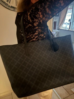 By Malene Birger väska  - Säljer en fin By Malene Birger väska. Nypris ca 2800kr. Litet slitage på axelremmen. Och litet märke på ena sidan. Annars fint skick. 