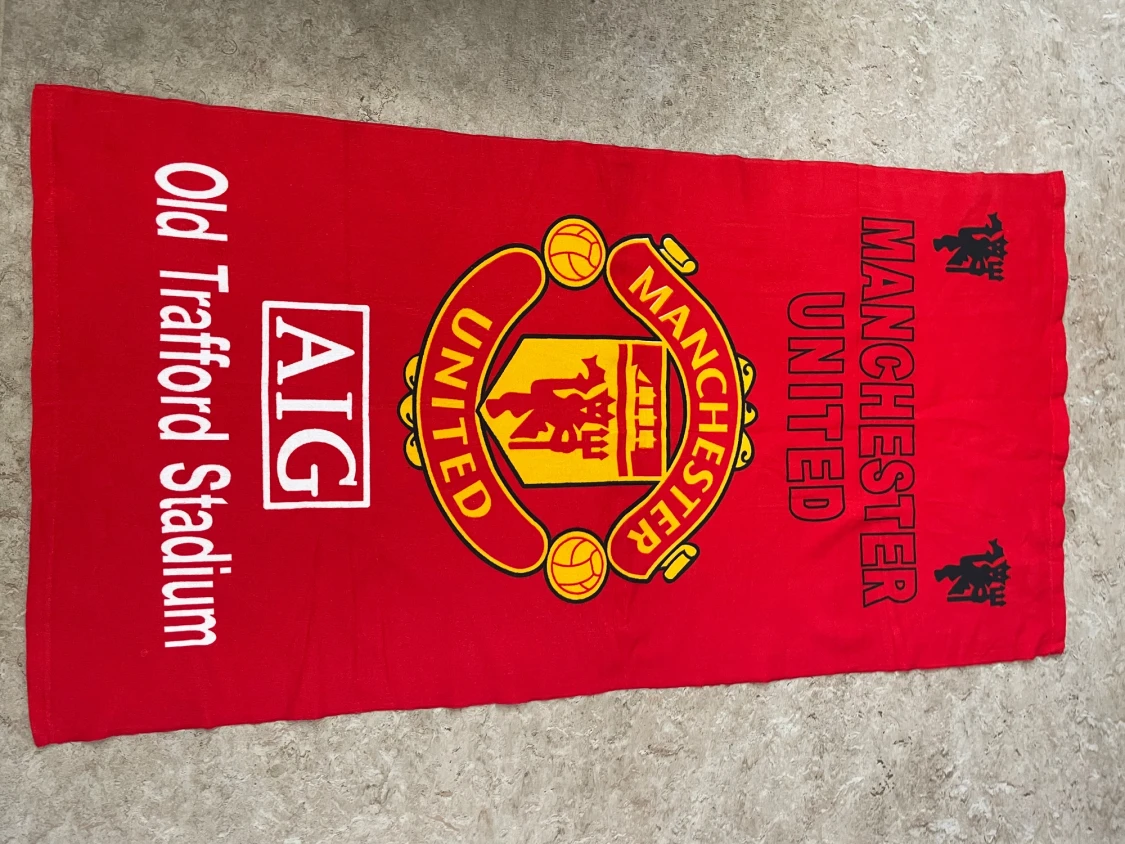 Manchester United röd halsduk Old Trafford