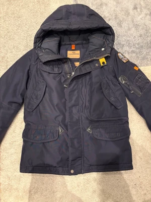 Parajumpers jacka - Allmänt bra skick men har två små skador som inte märks av eller syns vid användning. Storlek Y-S och sitter som Xs-S