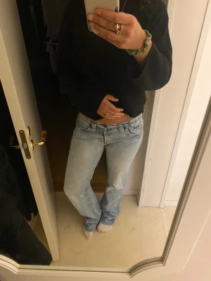 Ljusblåa jeans från Replay - Jätte fina jeans från replay med fina ”slitna” fickor. Jätte mycket fina detaljer. Lite långa i benen men de går att lösa. Lågmidjade och de är från 90-00 talet någonstans. Lite slitage vid fickorna men det går att fixa. Jag har bara inte orkat. De syns inte med de på. 