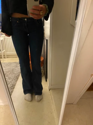 Svarta lågmidjade jeans från Zara - De är använda men inga tecken på slitage. Säljer för att de är lite korta o benen för mig. 