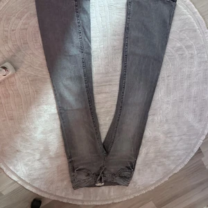 Grå jeansbyxor från Ginatricot - Snygga grå jeansbyxor från Ginatricot i storlek 152. Modellen har smal passform med raka ben och klassisk femficksdesign. Jeansen är tillverkade i mjukt denimtyg och har knapp och dragkedja framtill.