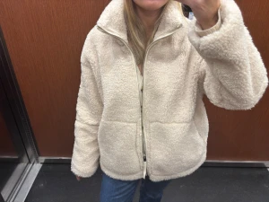 Beige teddyjacka  - Superskön och mysig teddyjacka som är naturvit/beige. 