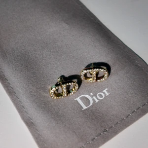 Dior örhängen med strass och guld - Excellent condition, no signs of use. 💕All photos are actual shots, fell free to request more detailed images!👍 I do not sell with verification, hence I sell these in this price!🙂 Price negotiable via direct message!🤩