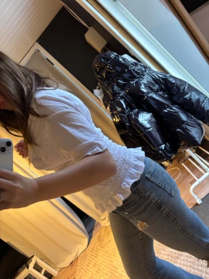 Vit blus - En vit blus från Nelly i storlek M. Den har aldrig kommit till användning så den är helt ny och aldrig använd. På hemsidan så är priset 299 kronor men jag säljer den för 100 kronor. Du står för frakten, hör av dig vid intresse💕
