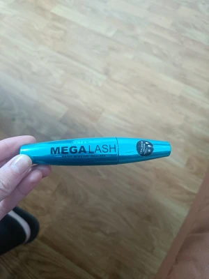 Technic Mega Lash Mascara - Säljer en vattenresistent Mega Lash mascara från Technic. Förpackningen är metallic-turkos och har en smidig, rundad form som är enkel att hålla i handen. Perfekt för att få långa och fylliga fransar utan att sminket rinner.