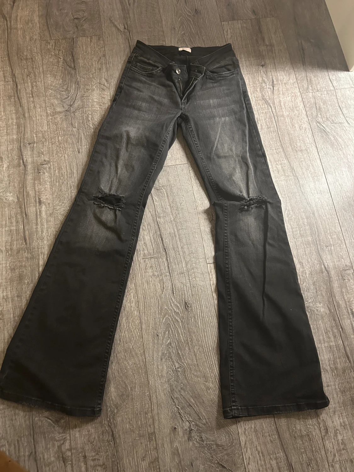 Svarta bootcut jeans med slitningar - 2
