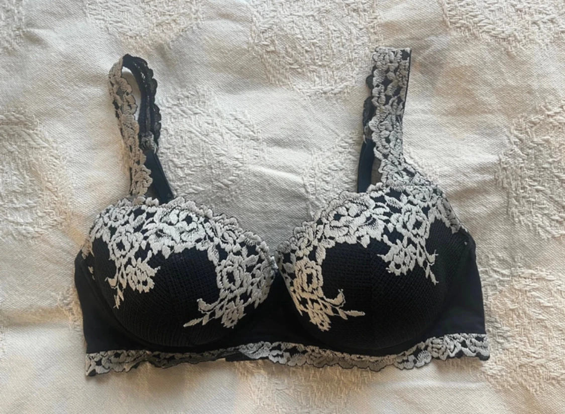 Svart bh med blommigt mönster