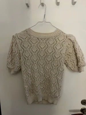 Beige virkad t-shirt - Beige virkad t-shirt från Zara, storlek S 🤍