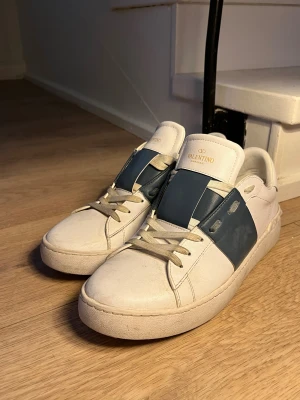 Mörkblå Valentino Opens  - Säljer ett par mörkblåa Valentino opens i storlek 43. Jag köpte skorna i höstas och använt dem dagligen sen dess. Påsen på sista bilden hänger även med. Ställ frågor om ni undrar något.