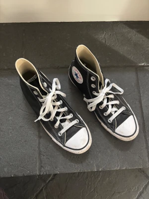Svarta Converse All Star - Svarta Converse All Star high-top sneakers. Ovandel i läder och insida i textil. Använda enstaka gång, därav lite smutsig utsida men går att tvätta. 