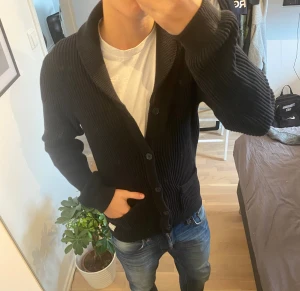 Stickad cardigan  - Tvär fet! | Inga defekter | Modell: 185cm | Storlek L, passar M bättre! 