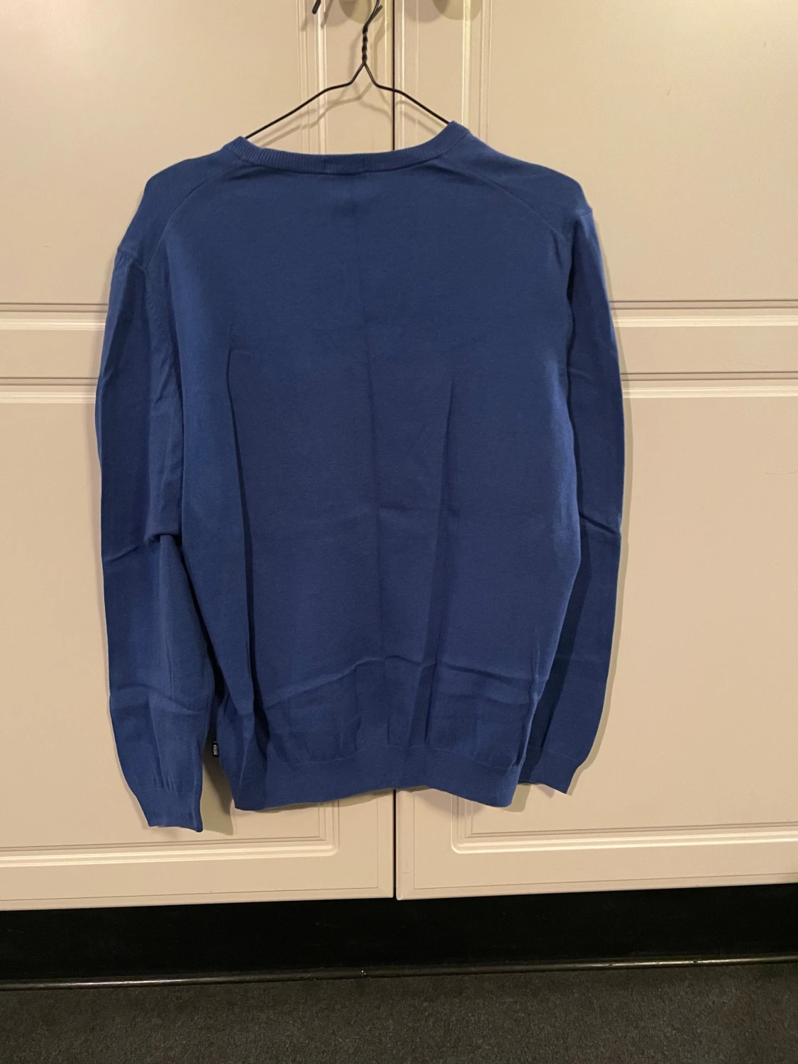 Blå v-ringad Hugo Boss tröja - 1