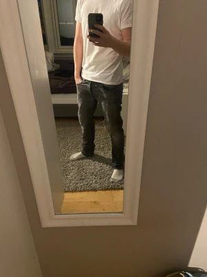 Replay grå jeans - Säljer ett par grå jeans från Replay med klassisk femficksdesign och snygga detaljer på bakfickorna. Jeansen har raka ben och normal passform, tillverkade i mjukt jeanstyg som sitter skönt hela dagen.