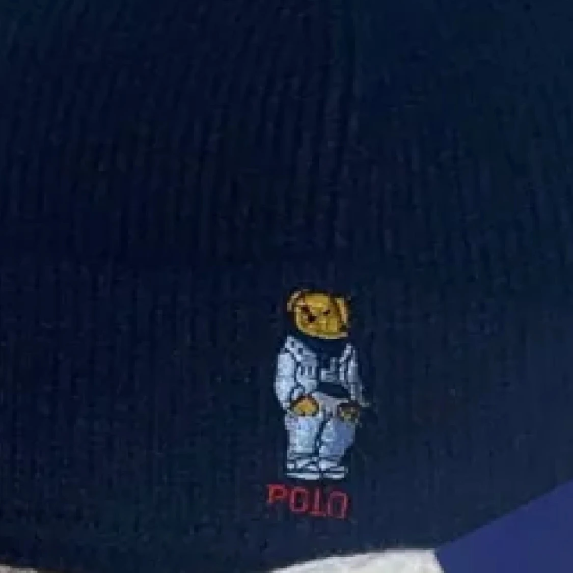 En grå en mörkblå RL vintermössa  - 1