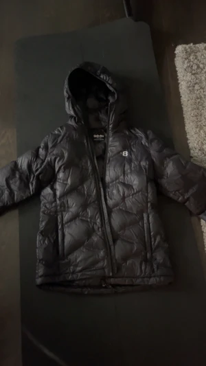 Svart lättviksjacka med huva från 8848 Altitude - En snygg jacka som kan användas till allt möjligt, den har ett litet hål på vänster arm men det är bara att sy ifall man stör sig på det :) Kan tänka mig gå ner i pris också, hör av dig om du vill ha fler bilder!