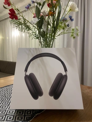 AirPods Max USBC - midnatt - Apple AirPods Max (USB-C) – Helt nya  Säljer ett par helt nya Apple AirPods Max USB-C. Hörlurarna är aldrig använda, fortfarande i originalförpackning. Senaste modellen med USB-C, premiumljud, kraftfull brusreducering och mycket hög komfort. Perfekt för dig som vill ha toppklass-hörlurar till ett bättre pris än i butik. Komplett och i nyskick – bara att hämta eller skickas.