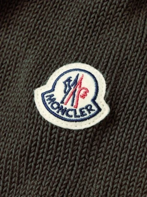 Olivgrön Moncler cardigan  -  moncler cardigan i mycket bra skick samt super bra kvalitet. Andvänd vid ett tillfälle och är nästan helt ny. Vid frågor/funderingar hör gärna av er. Pris kan diskuteras vid snabb affär