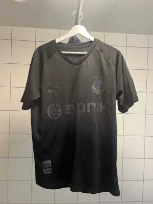 Dortmund fotbollströja - Helsvart Dortmund fotbollströja utan namn på ryggen. Köp sker via ”köp nu” funktionen :) 