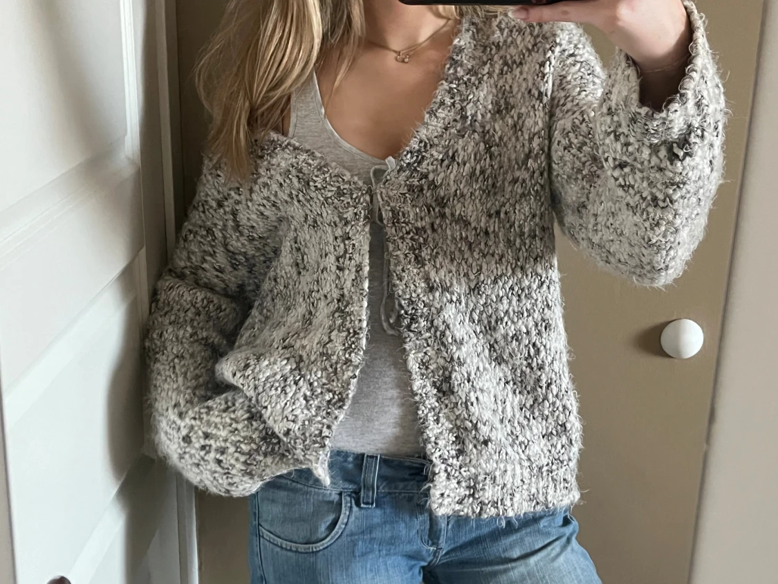 Gråmelerad stickad kofta från KappAhl - 1