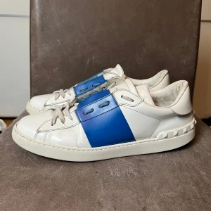 Valentino Open Blå 45 - Riktigt snygga valentino open i ovanlig färg. Storlek 45. En häl-lapp har lagts till på ena paret (se bild 4). Fraktas samma dag/dagen efter.