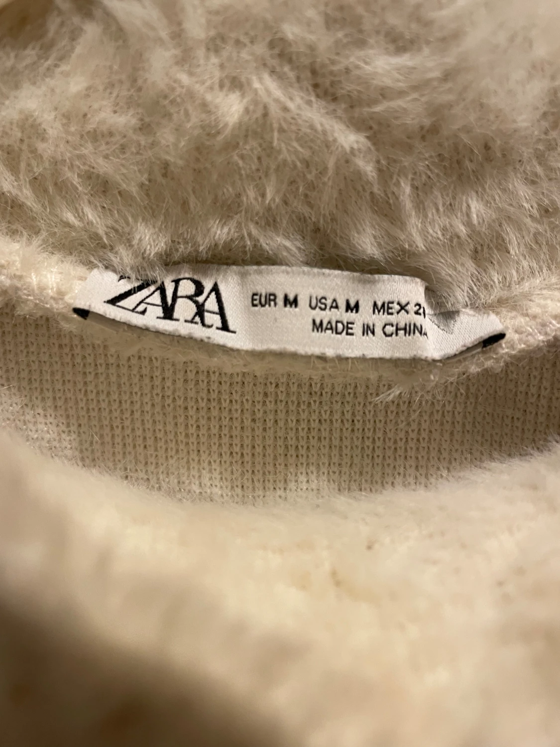 Vit fluffig tröja med pärlor från Zara - 2