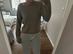 Beige långärmad tröja Vero Moda - Säljer en beige långärmad tröja från Vero Moda i storlek S. Tröjan har rund hals, ribbade muddar och är i mjukt material som känns skönt mot huden. Enkel och clean design som är lätt att matcha med jeans eller mjukisbyxor. Aldrig använd helt ny 