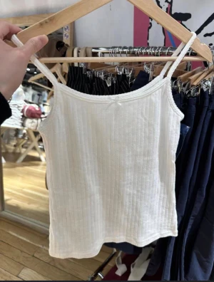 Vit ribbad linnetopp med smala band - Topp i fint skick från brandy Melville 🫶🏼