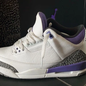 Air Jordan 3 Retro White/Dark Iris - Säljer nu min j3 Dark iris, de köptes på droppen 2022 på snkrs appen. Tanken var att använda dem men de har bara stått som dekoration och gått upp i värde. Nypris ligger på runt 3000kr+frakt+köparskydd  på StockX.  Pris kan såklart diskuteras :)