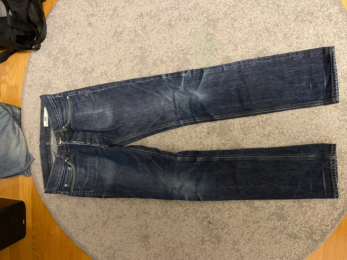 Mörkblå jeans från HOPE, straight fit