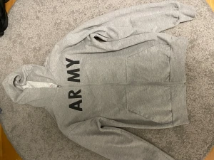 Grå hoodie med ARMY-tryck - Vintage us army hoodie
