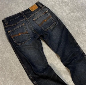 Nudie Slim Jim - Nudie Jeans i modellen Slim Jim | Mycket fint skick! | Storlek 31/32 | Nypris 2500kr | Pris 999kr | Midjemått 39cm och Ytterbenslängd 100cm | Hör av dig vid frågor eller funderingar!