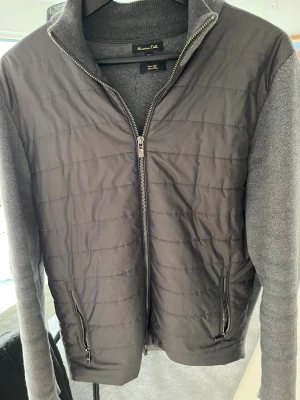 Massimo Dutti Cardigan M.  - Massimo Dutti Cardigan i storlek M, Snygg och bra skick. Inga defekter elelr andra former av slitage. Tyget är grått o själva jackan skiftar lite i färgen beroende på ljus. Men skulle säga att den är grå brun. Pris 1000kr