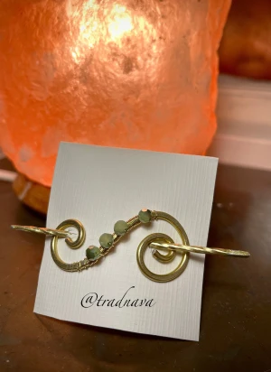 ”Skogsrå” - Unik, handgjord hårnål i guldfärgad aluminiumtråd. Pärlorna är i glas med en fin skimrande yta🧚🏻‍♀️ 