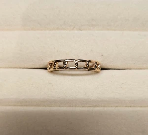 Guldfärgad kedjering i minimalistisk stil✨️ - Snygg guldfärgad ring med kedjelänksdesign runt hela bandet. Ringen har en tunn och stilren form som ger en modern och trendig känsla. Perfekt för dig som gillar enkla men unika smycken med lite edge.✨️🫶