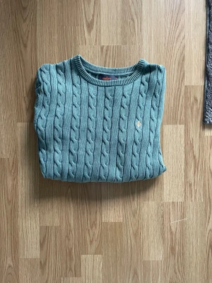 Kabelstickad Tröja från Morris - Säljer denna Morris tröja då den inte kommer till användning längre, Snygg unik färg, sparsamt använd. Nypris ca 1600kr. ⚠️Bra skick men taggen i nacken sitter lite löst⚠️