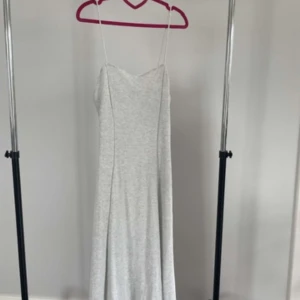 Klänning - Lång klänning som är lagom glittrig från Zara. Endast använd en gång, så super ny skick.