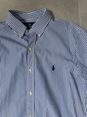 Ralph lauren skjorta  - Tjena! Säljer nu min Ralph lauren skjorta som är blå vit randig. Storleken är M och den är i mycket fint skick! Hör av er vid fler frågor eller funderingar! 