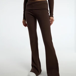 SÖKER!!!!  - Bruna fold flared från New Yorker i storlek S!!! Vill helst mötas upp i T-Centralen, vill inte ha varan skickat BARA träffa upp! 