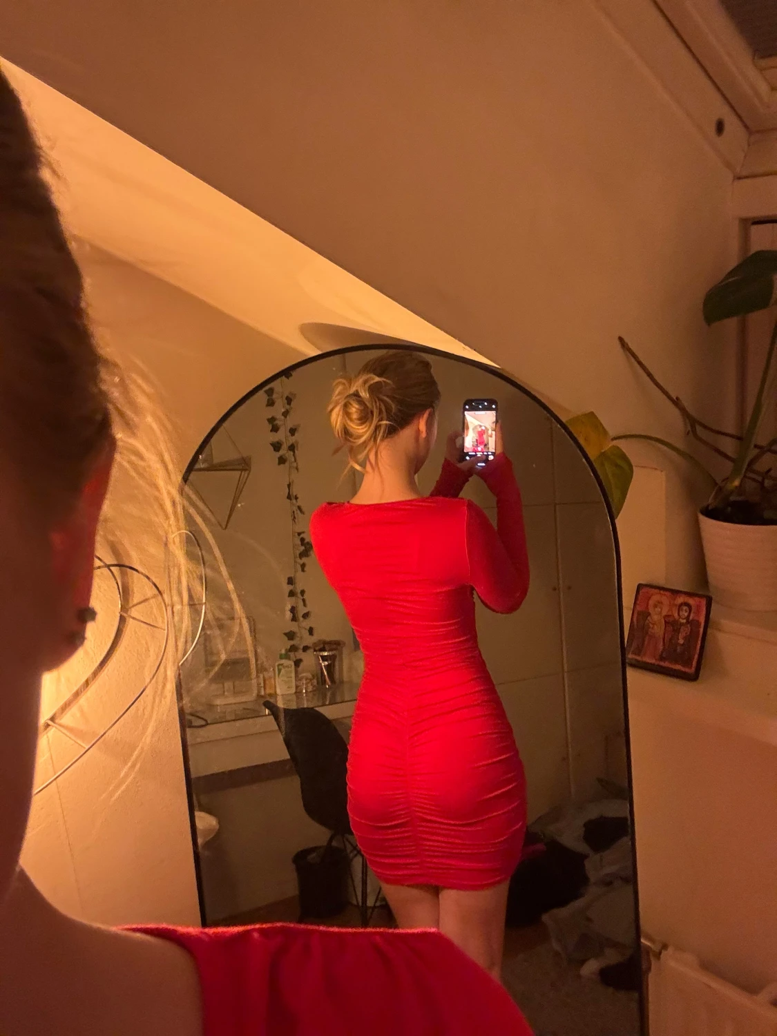 Röd tight kortklänning med v-ringning