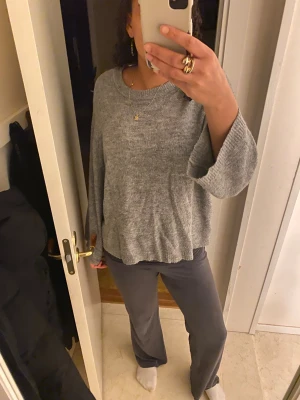 Grå stickad tröja från 157, M - Mysig grå stickad tröja från 157 i storlek M. Tröjan har en loose passform med breda ärmar och rund halsringning. Perfekt för lager-på-lager och chill dagar. Enkel och stilren design som funkar till det mesta.