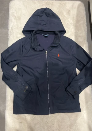 Ralph lauren windbreaker  - Super snygg ralph lauren windbreaker i mycket bra skick. Inga defekter. Står ingen storlek men uppskattas vara storlek 164 eller xs. 