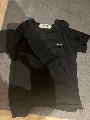 Svart Comme des Garçons Play t-shirt - Svart t-shirt från Comme des Garçons Play anävnd endast en gång så är helt ny!