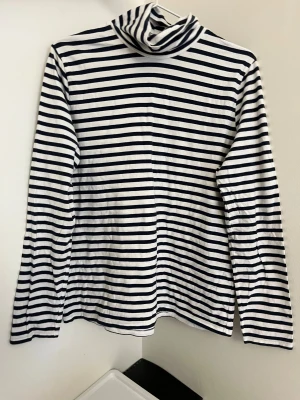 Randig polotröja - Fräsch och Basic randig polotröja. I rent skick. Storlek M. 